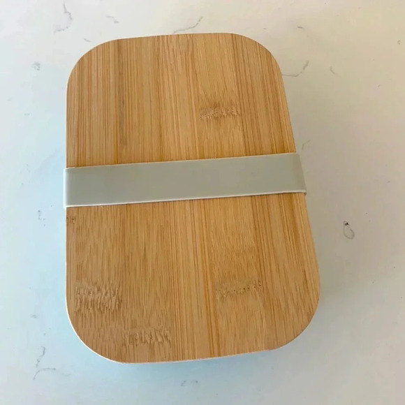 NWT SMALL BAMBOO TOP BLUE MELAMINE BOTTOM BENTO BOX WITH ELASTIC CLOSURE - Picture 2 of 5